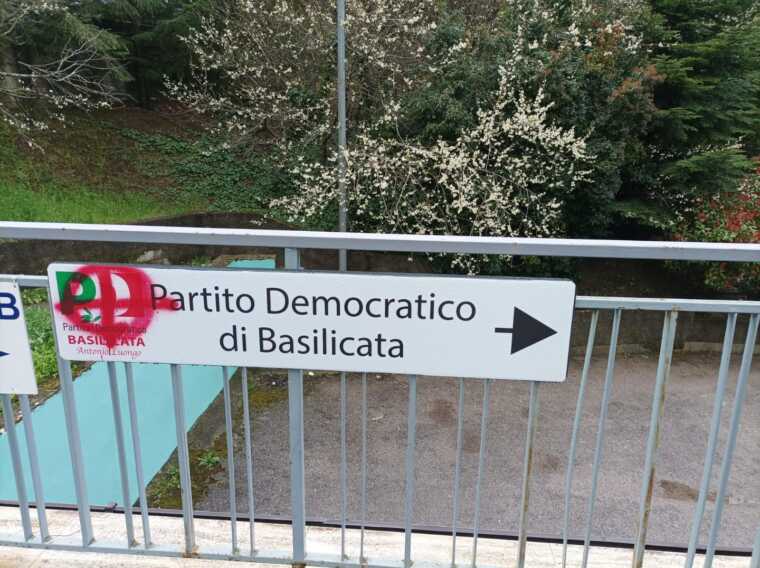 Galleria foto 'Vandalizzata la sede regionale del Pd Basilicata: «Gesto vile». Solidarietà dal presidente Bardi' - foto 1