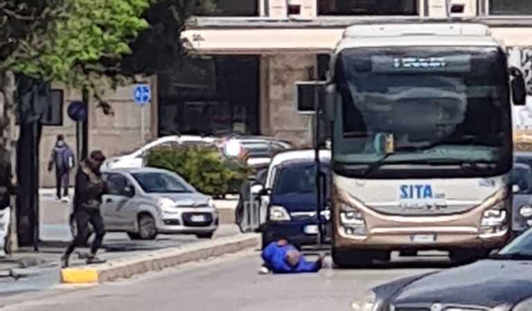 Galleria foto 'Foggia, caos sul viale della stazione: un uomo steso a centro strada blocca il traffico' - foto 1