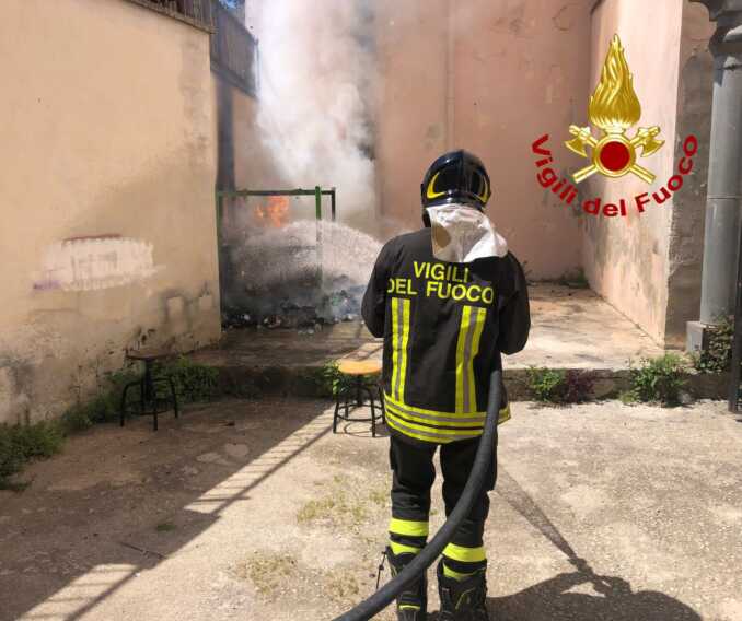 Galleria foto 'L’auto prende fuoco mentre è in marcia, il conducente si ferma e allerta i soccorsi: paura a Lecce – VIDEO' - foto 1