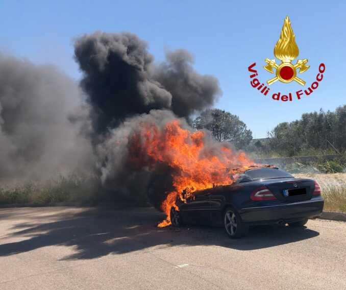 L’auto prende fuoco mentre è in marcia, il conducente si ferma e allerta i soccorsi: paura a Lecce – VIDEO