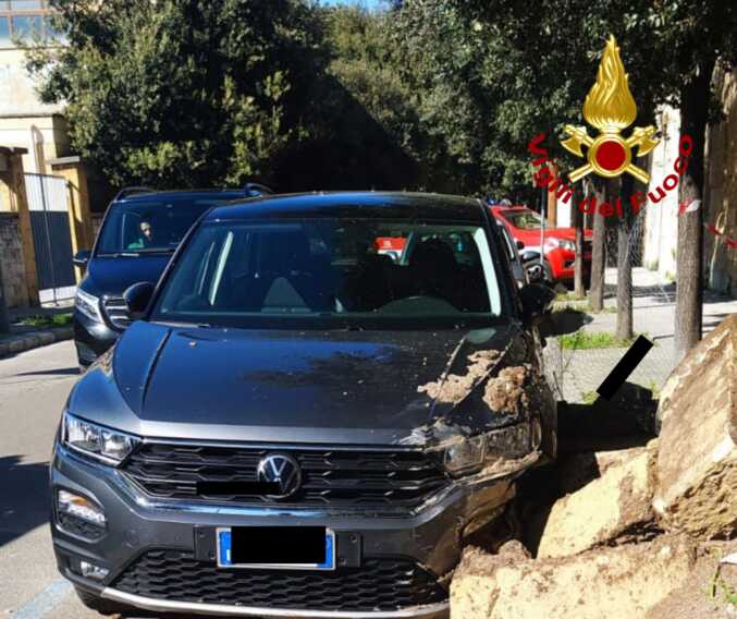 Galleria foto 'Crolla una sezione delle mura urbiche a Lecce: vigili del fuoco sul posto, danneggiata un’auto – VIDEO' - foto 2