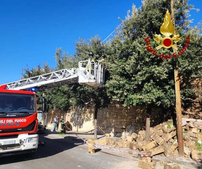 Crolla una sezione delle mura urbiche a Lecce: vigili del fuoco sul posto, danneggiata un’auto – VIDEO