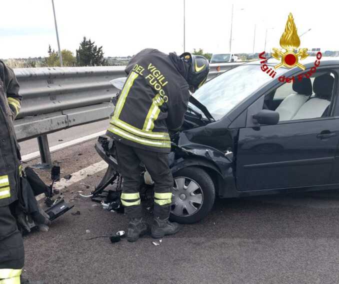 Perde il controllo dell’auto e si schianta contro il guard rail: un uomo in ospedale a Scorrano