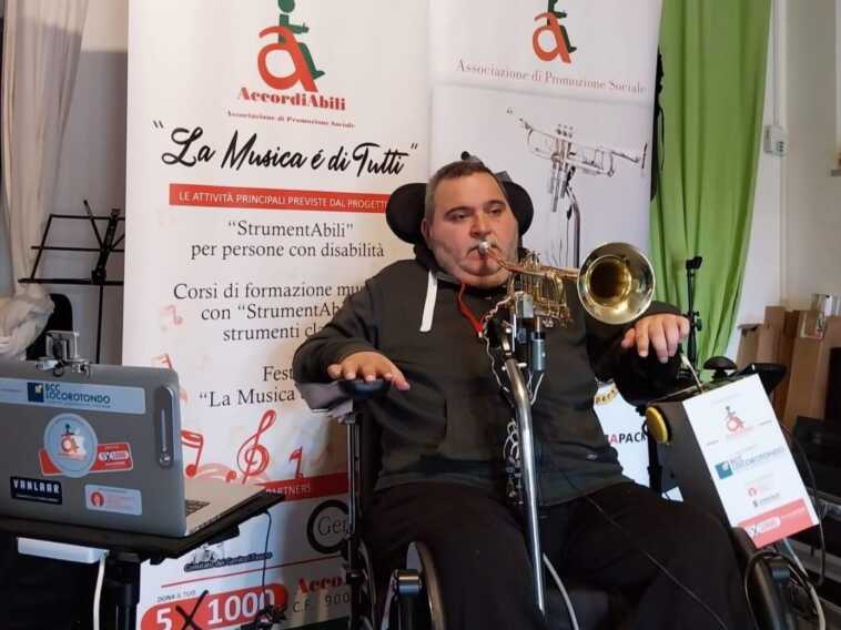 La storia di Vincenzo, finito in carrozzina a 29 anni, negli studi Rai: «Quando suono non sento più dolore»