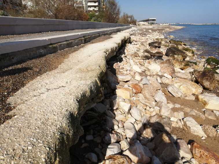 Bari, è allarme a San Girolamo. Il mare “divora” il waterfront: «L’acqua arriva alla strada»