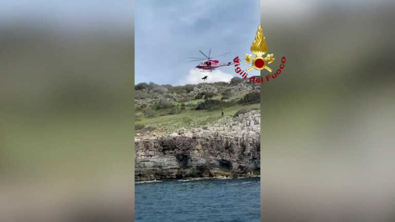 Uomo infortunato sugli scogli nel Salento, le immagini dei soccorsi
