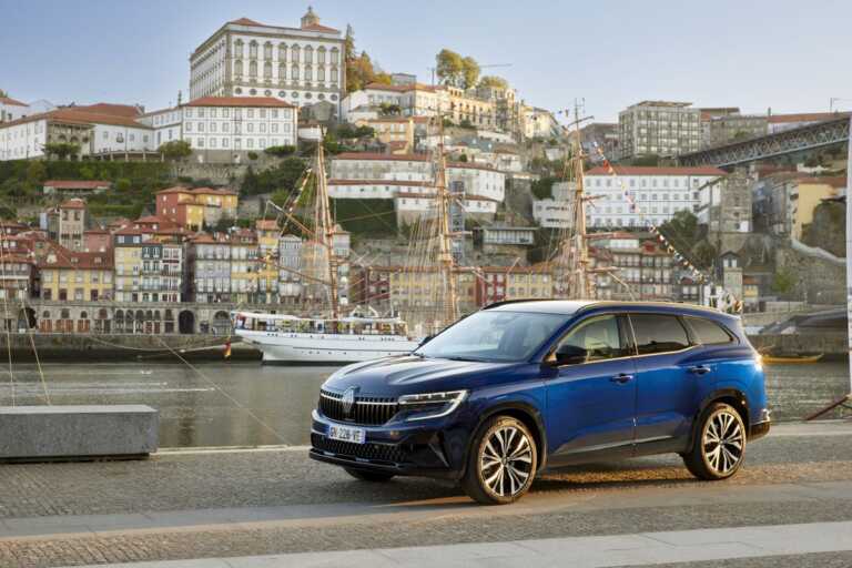 Renault reinventa la Espace con il motore E-Tech da 200 cavalli