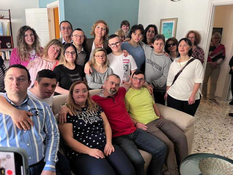 Galleria foto '“Dopo di noi”: 16 persone con sindrome di Down sperimentano la quotidianità in un appartamento a Bitonto – FOTO' - foto 5