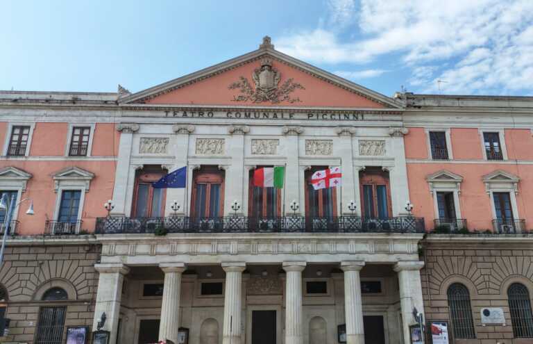 La bandiera sventola a Palazzo di Città: Bari celebra l’anniversario dell’indipendenza della Georgia