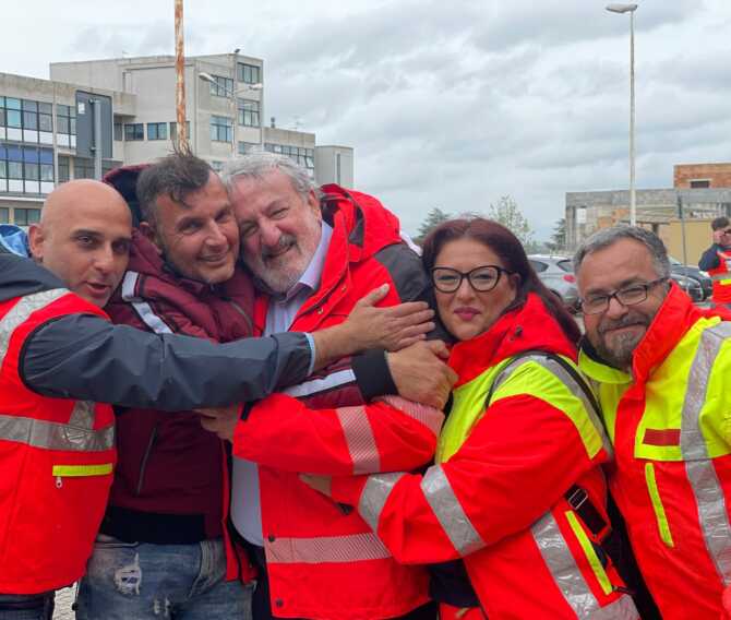 Da oggi internalizzati gli operatori del 118 di Lecce e Taranto. Emiliano: “Festeggiamo il lavoro nella sostanza”