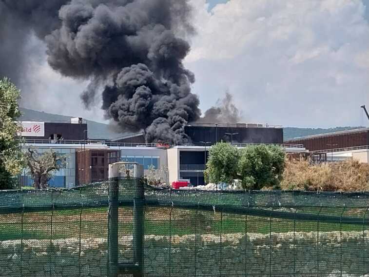 Incendio nel cantiere dell’ospedale Monopoli-Fasano: «Spento in pochi minuti. Fiamme partite dal solaio»