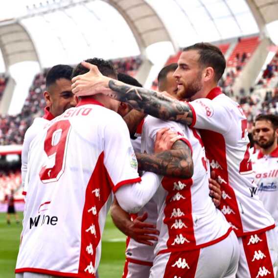 Bari, vittoria 1-0 con la Reggina e terzo posto matematico: 200 presenze per capitan Di Cesare