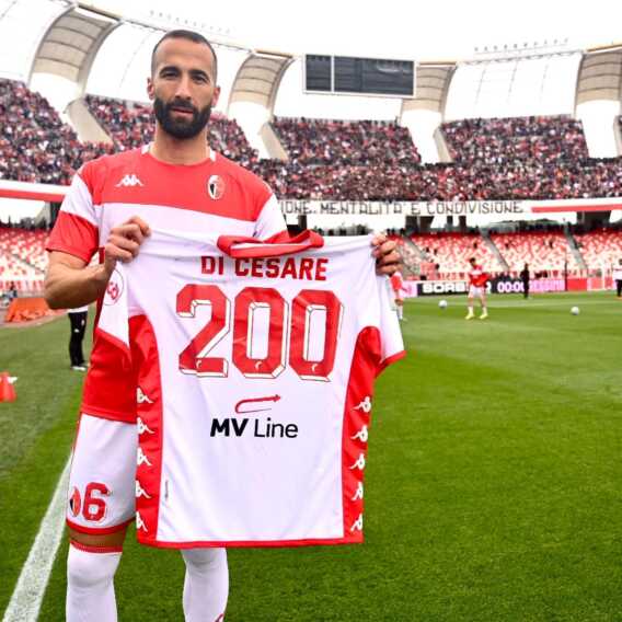 Galleria foto 'Bari, vittoria 1-0 con la Reggina e terzo posto matematico: 200 presenze per capitan Di Cesare' - foto 3