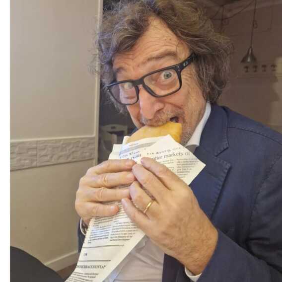 Galleria foto 'Claudio Cecchetto fa tappa in città: “Se sei a dieta non venire a Bari”' - foto 1