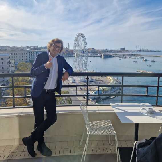 Claudio Cecchetto fa tappa in città: “Se sei a dieta non venire a Bari”