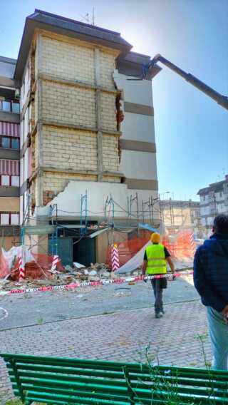 Galleria foto 'Matera, crolla la controparete esterna di una palazzina: sgomberato l’immobile, evacuate 18 persone' - foto 1
