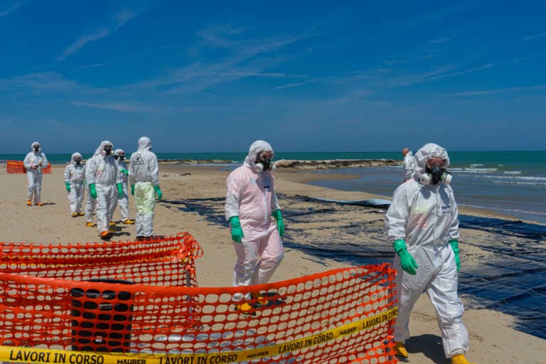 Sversamento e spiaggiamento di idrocarburi: a Lesina Marina l’esercitazione Oil spill della Protezione civile – FOTO