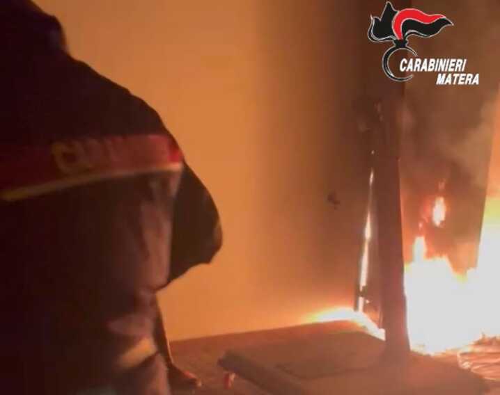 Appicca un incendio e tenta di sfondare una finestra con un’ascia: arrestato un 27enne a Matera