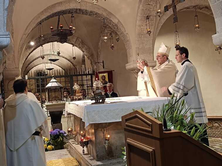 San Nicola, il prelievo della Santa Manna. Satriano: «Imploriamo il miracolo della pace» – VIDEO