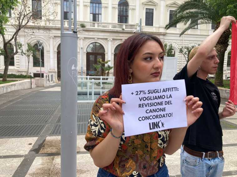 Galleria foto 'Caro affitti, notte in tenda per gli studenti: altra giornata di protesta a Bari. Sit in in piazza Cesare Battisti' - foto 3