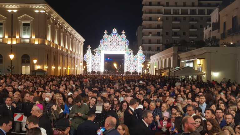 San Nicola, la festa continua: in piazza Ferrarese l’accensione delle luminarie, poi i fuochi – FOTO e VIDEO