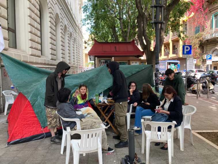 Caro affitti, notte in tenda per gli studenti: altra giornata di protesta a Bari. Sit in in piazza Cesare Battisti