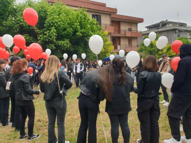 Torremaggiore, è il giorno del dolore: un albero per Jessica e i funerali di De Santis