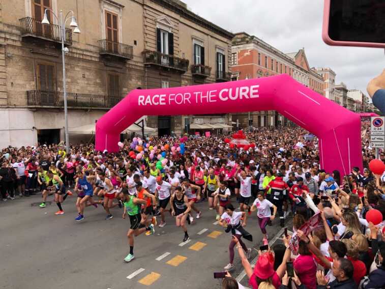Bari si colora di rosa: in migliaia corrono per la Race for the Cure. Ecco i vincitori – FOTO e VIDEO Bari si colora di rosa: in migliaia corrono per la Race for the Cure. Ecco i vincitori – FOTO e VIDEO