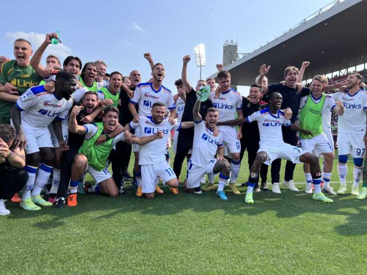 Calcio, il Lecce batte il Monza e resta in A: gol su rigore di Colombo al 101′