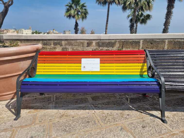La “Panchina dell’amore” per dire no all’omotransfobia: sulla Muraglia l’opera di Cramarossa