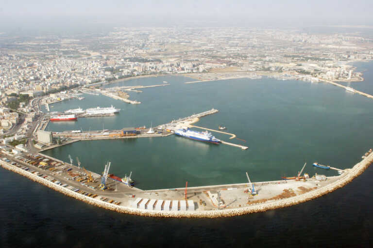 Droga dall’Albania nel porto di Bari per poi finire sulle piazze di spaccio calabresi: 13 arresti