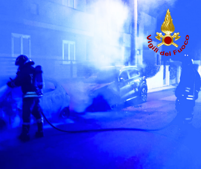 Galleria foto 'Castro, due auto a fuoco nella notte: appartengono a un 56enne. Indagini in corso – FOTO' - foto 3
