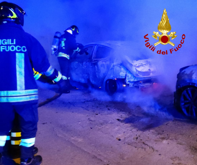Castro, due auto a fuoco nella notte: appartengono a un 56enne. Indagini in corso – FOTO
