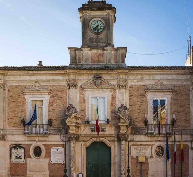 Furto nella notte a San Severo, rubati pc e monitor dalla sala consiliare del Comune