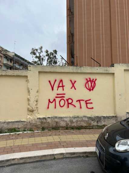 Galleria foto 'Raid no vax al Policlinico di Bari, imbrattati i muri: «Non c’è cura contro stupidaggine e malafede» – FOTO' - foto 3