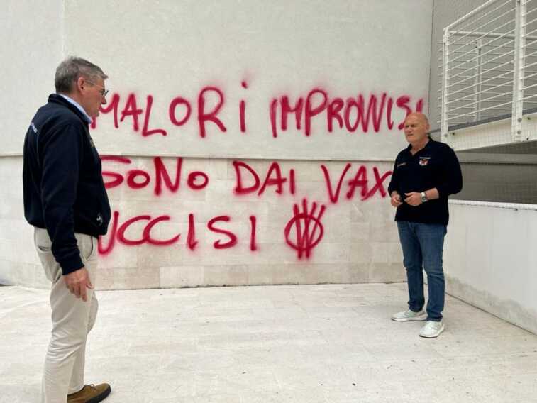 Raid no vax al Policlinico di Bari, imbrattati i muri: «Non c’è cura contro stupidaggine e malafede» – FOTO