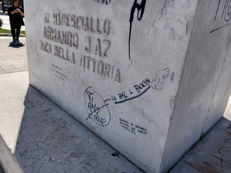 Galleria foto 'Bari, frasi e disegni osceni sulla stele dedicata al generale Diaz' - foto 1