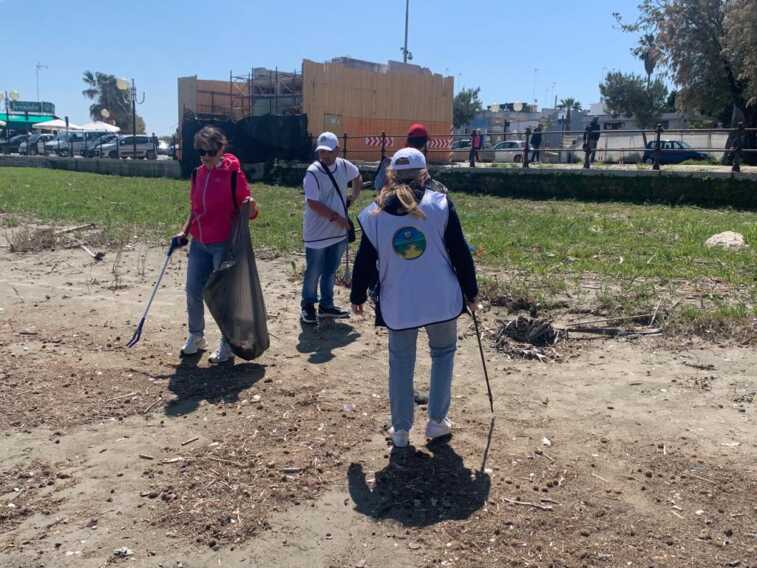 Barletta, tornano i volontari del Levante: i cittadini ripuliscono la litoranea