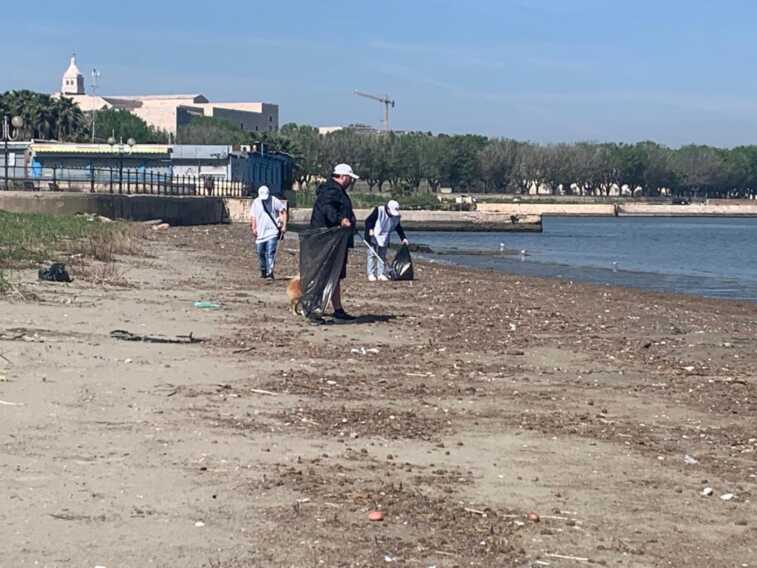 Barletta, tornano i volontari del Levante: i cittadini ripuliscono la litoranea
