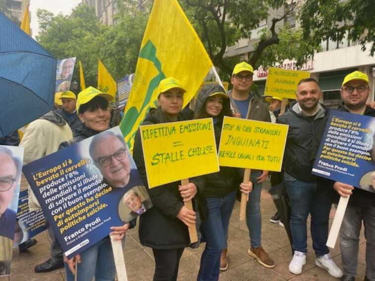 Galleria foto 'Timmermans a Taranto. Blitz degli agricoltori: «Ue svegliati! Stop a normative ideologiche» – FOTO' - foto 1