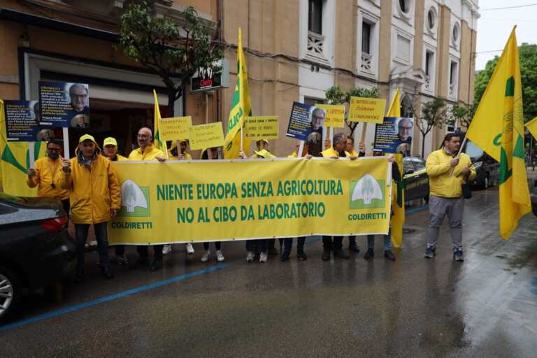 Timmermans a Taranto. Blitz degli agricoltori: «Ue svegliati! Stop a normative ideologiche» – FOTO