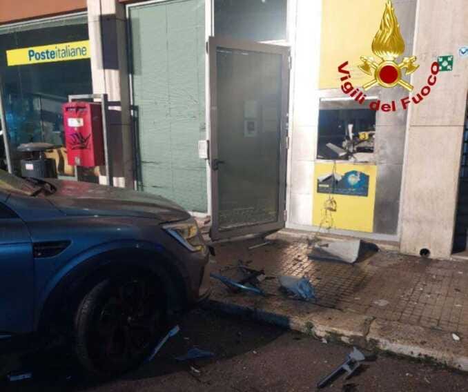 Lecce, esplode ordigno nella notte: il bersaglio lo sportello automatico dell’ufficio postale