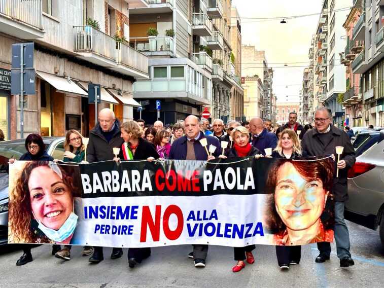 A Bari la fiaccolata per Barbara e Paola, psichiatre uccise dai pazienti: «Teniamo vivo il ricordo» – FOTO A Bari la fiaccolata per Barbara e Paola, psichiatre uccise dai pazienti: «Teniamo vivo il ricordo» – FOTO