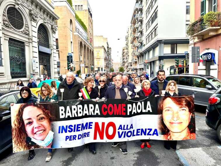 A Bari la fiaccolata per Barbara e Paola, psichiatre uccise dai pazienti: «Teniamo vivo il ricordo» – FOTO