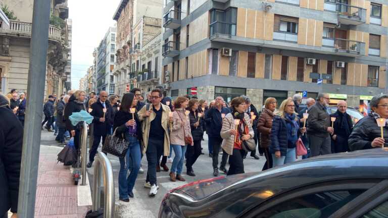 Galleria foto 'A Bari la fiaccolata per Barbara e Paola, psichiatre uccise dai pazienti: «Teniamo vivo il ricordo» – FOTO' - foto 13