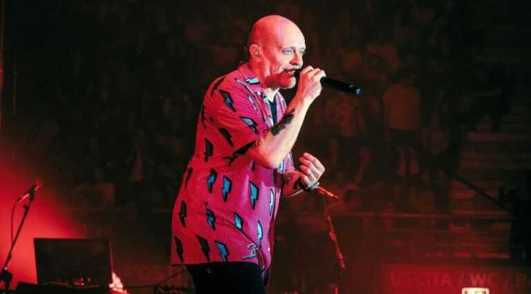 Max Pezzali strega Bari, doppietta al Palaflorio per i 30 anni di carriera – VIDEO