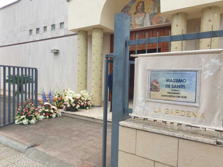 I funerali di Massimo De Santis. Il parroco: “Astenersi dalle parole e pareri infondati”