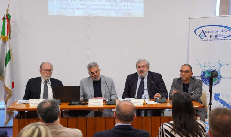 Acqua, presentato il Piano d’Ambito di Aip e Aqp: investimenti per 7 miliardi di euro fino al 2045 – VIDEO