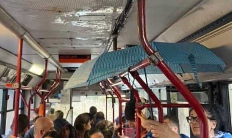 L’Amtab fa acqua ovunque, infiltrazioni dal tetto di un bus: i passeggeri aprono gli ombrelli