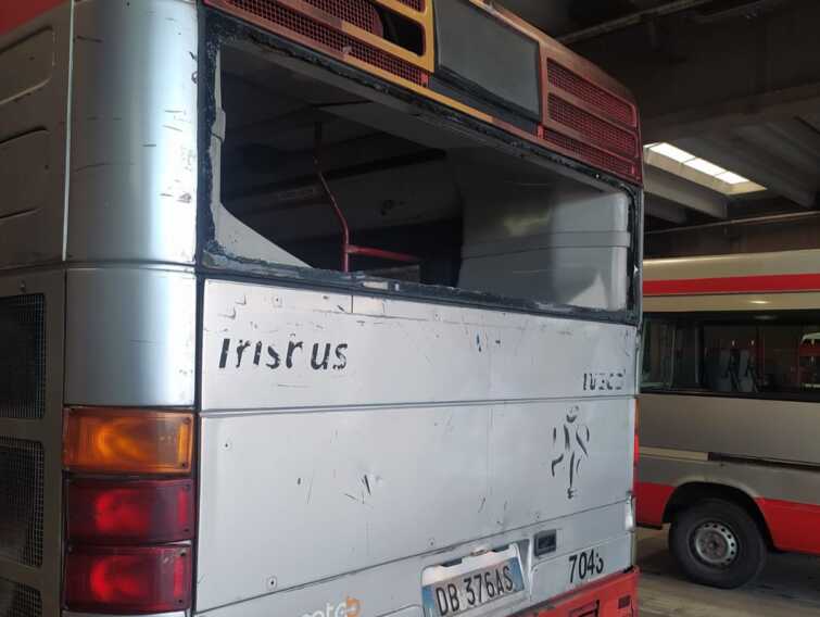 Bari, vandali al San Paolo: pietre contro un bus dell’Amtab, danneggiato il mezzo